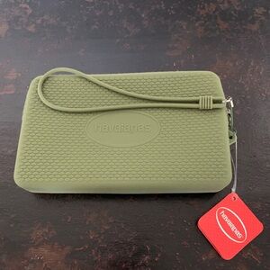 havaianas wristlet